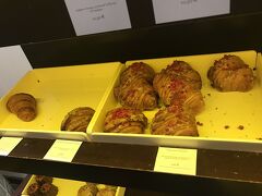 これこれこれー∩^ω^∩

大好きなイスパハン・クロワッサン２.４ユーロ（約３３０円）。

このクロワッサンはパリでも限られた店舗でしか買えないのです！

ちなみに日本の青山のブティックで買うと６５０円くらいします（倍のお値段！！）。