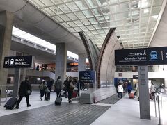 ３０分ほどでシャルル・ド・ゴール空港に到着。

帰国便の出るターミナル２Eに着くのでとっても楽チン！