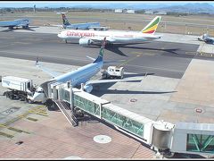 【ケープタウン国際空港】

....そこからの眺め.....エチオピア航空が見えます～このアフリカ大陸の中では、SA(南アフリカ航空)の次に、「ベター」な航空会社と言われています。