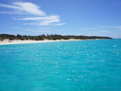 海上から長間浜を。
沖縄の中でも海の色が美しいと言われる宮古諸島ですが、色んなブルーに出会える。
ここは浅葱色。