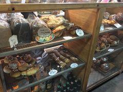 市場の中のパン屋さんでお土産のパンを購入