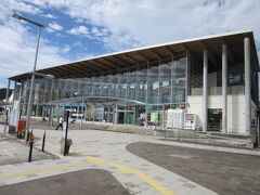 （２）ＪＲ田沢湖駅
　実は前にもこの駅には来たことがあるのですが、新幹線の停車する駅なのに、相変わらず駅員さんが二人しかいないのです。乗降時に介助が必要な人は、車椅子利用者用の座席を指定する時に同時、もしくは、直接駅に電話をして、どんな助けが要るとか要らないとか伝えておいた方がいいです。

　なお、下りは車椅子を押す人が押し慣れていれば、特別な介助なしで何とかなると思います。上り新幹線と在来線に乗る場合には、エレベータに乗ってプラットホームを移動し、乗車口にたどり着くまでは特別な介助はいらないと思います。ただ時間がかかりますので、そのつもりで。