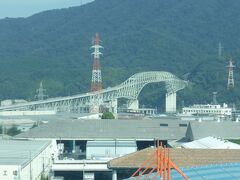 境水道大橋は、島根県松江市から鳥取県境港市にかけて境 水道を跨ぐ
国道431号の橋であり
境港と美保関の間に横たわる境水道に架かる高さ40 メートル
長さ709メートルの大きな橋