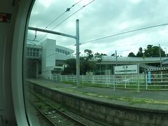 新潟から20分強で内野へ到着。
越後線は日中は、20分ヘッド運転で、１本は吉田ゆき、残り２本がここ内野止まりとなっています。
駅舎も大きく、ここまでが新潟市の通勤エリアといった感じでしょうか。