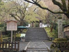 11：50　安楽寺　住蓮山安楽寺　別名を松虫鈴虫寺と言います。
石段の下に、飲み物を売るためのブースがあるようですが、この天候で、人もあまり歩いていないし、桜もこれからなので、軽く閉店中。