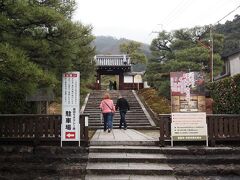 12：14　霊鑑寺　
創建は徳川時代初期、１６５４年に御水尾天皇の皇女、宗澄女王が得度して開基となり、その後も歴代の皇女が住職を務めた尼門跡寺院です。
通常非公開、春と秋に２週間ほど特別公開が行われます。