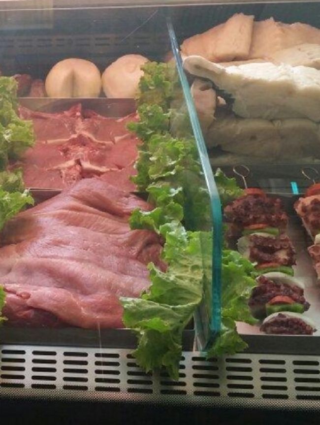 地下鉄でコンバテンテ駅へ。<br />駅のすぐ近くにある人気レストラン「シダデ」で夕飯をテイクアウトすることにしました。<br />どれにしようか・・・。肉や魚が並んだショーケースの前で迷っていると、レストランスペースの方からさっと熟練従業員が来て、英語とスペイン語で説明してくれました。<br />結局、牛肉や鶏肉のグリルと付け合わせをオーダー。ショーケース脇のグリルスペースでジュージューやいてもらった肉を持ち帰り、アパートメントでゆっくり夕食。あー、美味しかったー！