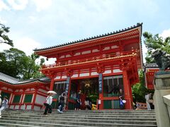 そして、またバスで移動し、祇園へ。祇園祭りの舞台でもある八坂神社へ。さすがにびっくりするような混みようです。さらに昼前なのにとても暑くなってきました。