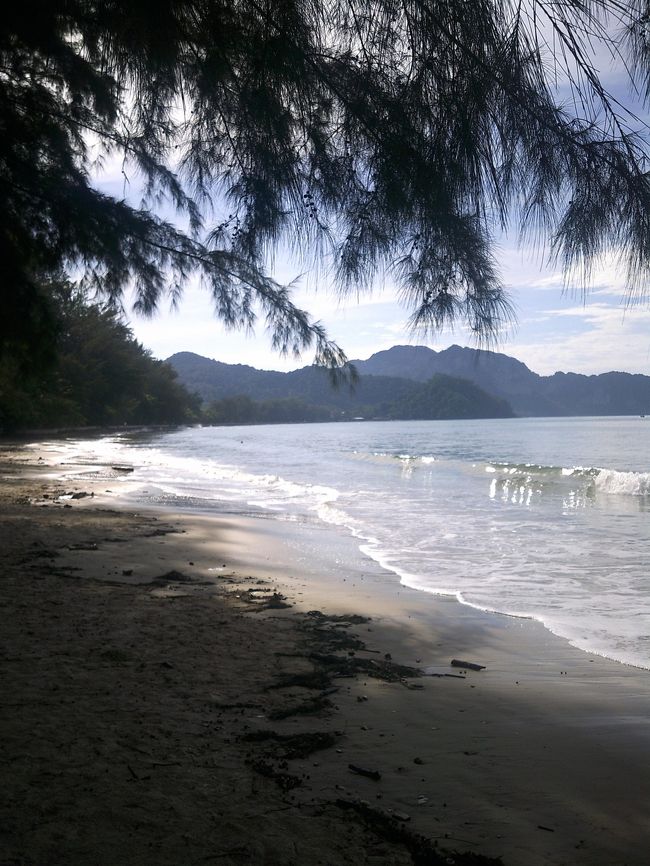 8:15AMに宿ピックアップ。<br />いろいろな人のブログにこの手のツアーは「1時間遅れる」との記載がありましたが、須らく定時にお迎え。これぞザ・雨季、なのだろうか？<br />10分ほどでノッパラットタラ・ビーチに到着。松林のあるビーチです。<br />船が出る場所まで近いのがクラビの魅力ですね～。