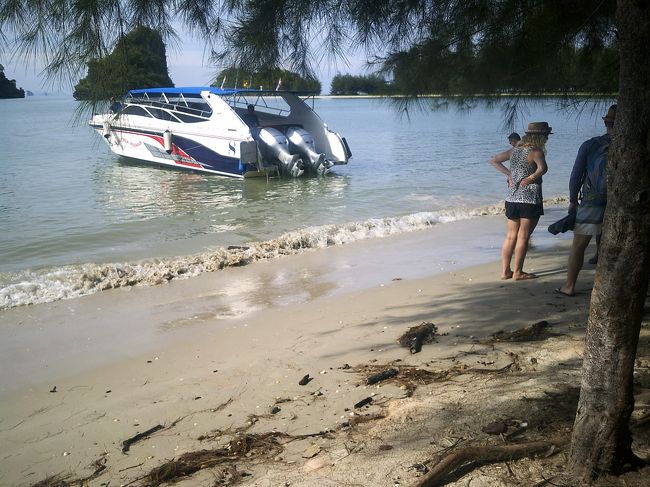 スクリュー2機付のかっちょいい船で行きます。