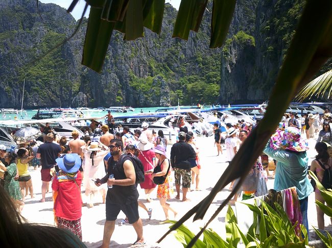 こんな状況・笑<br />銀座か？渋谷か？<br />もうね、警察も出動するような騒ぎですよ。<br />一応混雑を避けてと言うかたちで午前中に上陸するスケジュールにしているのだと思いますが、静かなマヤベイを見たいんだったらピピドンに泊まって早朝に訪れるしか無さそうです。