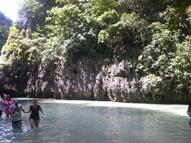 みんなしかめっ面で歩きます。