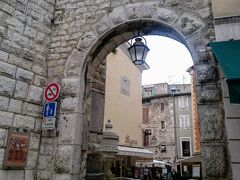 Porte du Peyra
ペイラ門

旧市街の入り口

バス停から15分ほど歩き、ここに来て
来たよ、ヴァンス♪と実感