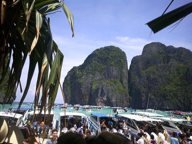 相変わらず黒山の人だかり。<br />ボートが次から次へと入港・出港を繰り返し、警察もフル稼働です。<br /><br />トイレは有料だったかな。いや、多分無料。<br />2箇所あり、マヤベイから見て手前側が大混雑、奥側は空いてます。奥側は周りに臭気が立ち込めていたので皆敬遠していたようですが、中はそれ程臭いも気にならず、普通の海の家のトイレでした。一応水も流れます。