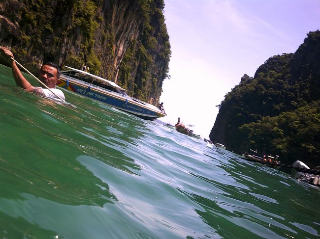 ピピドン島に移動する途中、1回シュノーケルタイムがありました。<br />ライフジャケットで浮きながら撮ったら斜めになったの図。