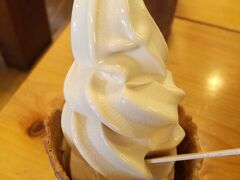 次は 醤遊王国。醤油ソフトクリームをいただきました。
こちらは以前島根の醤油屋さんで経験済みの味。美味しいです。