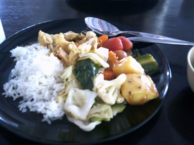 12:42PM、ピピドン島に到着し、やっと昼食～。<br />ビュッフェ形式でまぁまぁ美味しかったです。パイナップルが異様に多めな炒め物、とか。