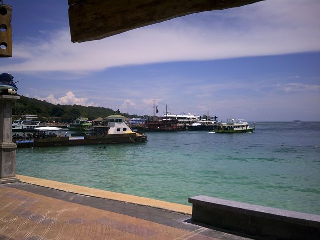 ピピドン島。思ったよりもきちんと整備されている…。<br /><br />トイレはなんと30THBかかります。<br />シャワーもあったようですが、他の方が使用していたようなので見ていません。<br />公共のトイレは私が見ただけでも島内に2箇所くらいありました。普通のトイレよりもややキレイかな、位。