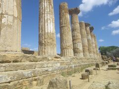 エルコレ（ヘラクレス）神殿です。列柱が並んでいて、さっきの２つの神殿よりも相当迫力があります。
