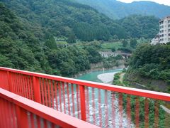 宇奈月駅を出てすぐに渡る赤い大きな橋は「新山彦橋」です。ポスターによく使われているところだと思います。
電車内の観光アナウンスは富山県出身の女優さんで室井滋さんがされていました。