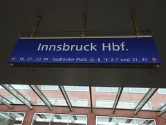 innsubruck駅。駅の中のスーパーは日曜日も営業していました。