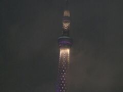 東京スカイツリーの左後方にあるのは　
東京ソラマチという　
商業ビル

その中にはレストランがあるので　
夜景を楽しむ　ナイススポットの一つです
