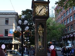 ギャスタウンの象徴、蒸気時計。
シックなデザインがレンガ造りの街並みに合ってますね。

