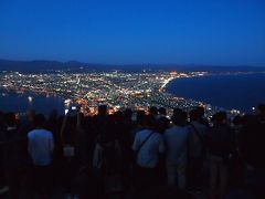 函館山からの夜景で天気も良く、この絶景を見る事が出来ました。
やはり綺麗な夜景ですが、東南アジア系の人が多く非常にマナーが悪いのが目につきます。
（１０数年前にも来ましたが、こんなにもマナーは悪くは無かったと思います）