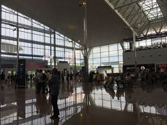 空港に着きました。

さっぱりわかりません。

小さい！！

まずは両替します。

宿はインフォーメーション センターで聞けば良いと思ってたけど甘かった。

ここで途方にくれる。

あぁどうしよう。