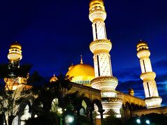ほらほら、これが夜のモスク。

なんて神秘的な。

最高です。

アジアの中近東ていう感じ。

好きだな、こういう雰囲気。