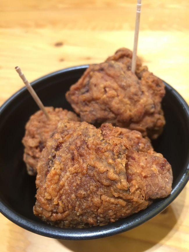 ちょうど小腹が空いたので，唐揚味噌味を購入．<br />ニンニク・生姜で下味をつけた唐揚を味噌に<br />くぐらせたもの．八丁味噌の香りとコクが<br />効いています．<br /><br />私達は出身が四国なので，豚カツや串揚げの<br />味噌ダレには当惑していました．不味いわけ<br />ではありませんが，ウーッンって感じかな．<br />あと，煮えたかどうだかわからない味噌煮込み<br />うどんとか．<br /><br />経験とは面白いもので，今では八丁味噌や<br />豆味噌を食べていると味噌文化の奥深さを理解<br />できる様になりました．四国は麦味噌文化圏ですが，今となっては毎朝の味噌汁は飛騨高山の豆味噌を好んで利用しています．