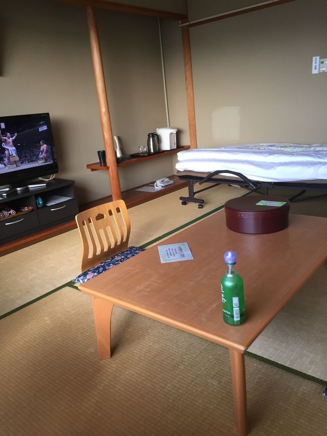 宿に車椅子利用者同伴とメールしてたら，<br />簡易ベッドの利用を提案され，申込しました．<br />これによって寝起の問題が解消され，<br />大変，快適になりました．