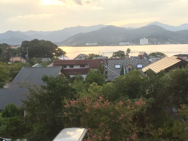 部屋から少しだけ浜名湖が見えます．<br /><br />夕食前，時間があるのでお風呂き行きましょう．<br />露天風呂もある余り大きくない大浴場です．内湯は２つありました．バリアフリーの洗い場が１つありました．やや茶褐色のお湯でしたが，入浴後はポカパカと暖かい感じでした．<br /><br />ナトリウム・カルシウム-塩化物温泉，<br />（高張性・中性・温泉）．