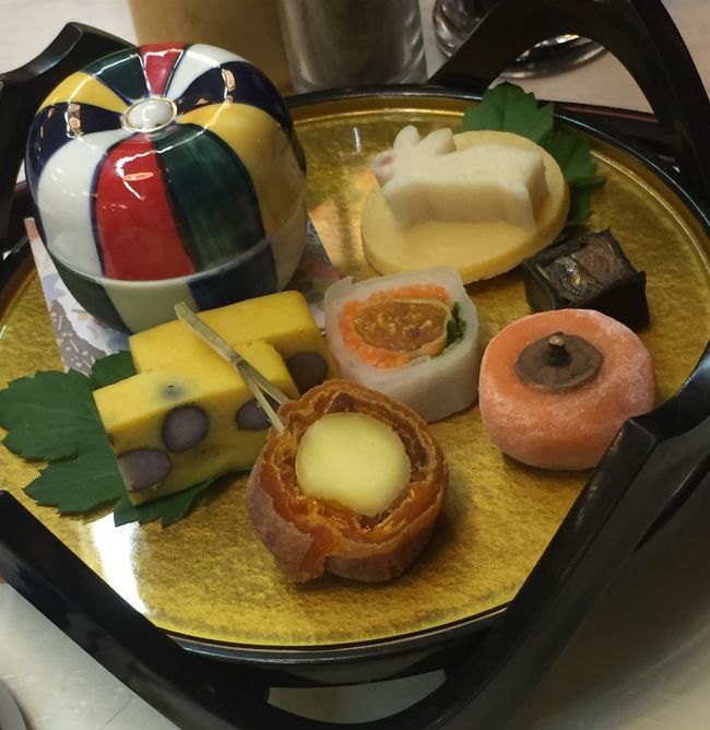 今日の食事は，WEB限定 極み プラン．<br />土瓶蒸し・鰻蒲焼き・松茸釜飯に<br />そそられました．<br /><br />献  立<br />【食前酒】　季節の食前酒<br />【先　付】　松茸と法蓮草の菊花和え<br />【前　菜】　七種盛<br />【お造り】　盛込み（六種）<br />【椀物替】　松茸土瓶蒸し<br />【煮　物】　桜海老茶碗蒸しのきの子あん掛け<br />【焼　物】　鰻蒲焼き（浜名湖産）<br />【焜　炉】　牛肉富士山溶岩プレート焼き<br />【食　事】　松茸釜飯、香の物、赤出汁<br />【デザート】　季節のデザート