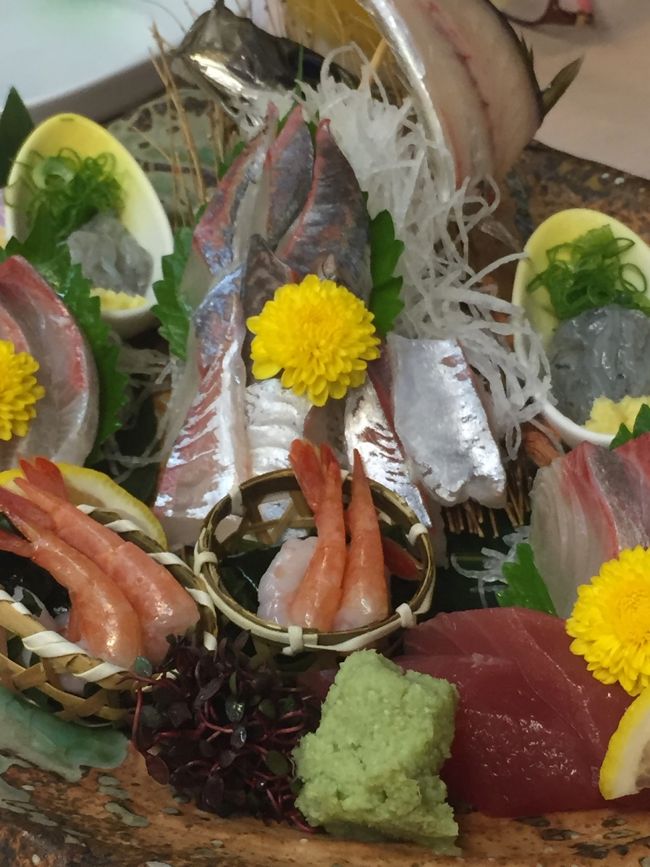 旅行の楽しみと言えば夕食，という方は多いはず．<br />私達夫婦揃は，揃って魚派なので，旅行先として<br />海の近くやどこかの島という事が多い．<br /><br />美味しい肴に地酒を合わせ，極上のひと時を<br />愉しみたいものですね．<br />