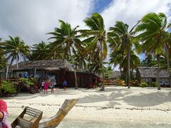 全体がリゾートホテルになっている感じの島に立ち寄って、ツアー参加者をピックアップ。