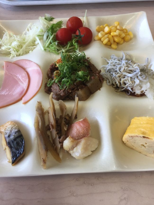 9月24日（日）<br />朝から良い天気です，9月下旬ですが<br />まだまだ暑い．<br />特徴のない朝食だと思いますが，ヨーグルト・<br />パインやオレンジのデザートまでありますから，<br />文句を言ってはなりません．