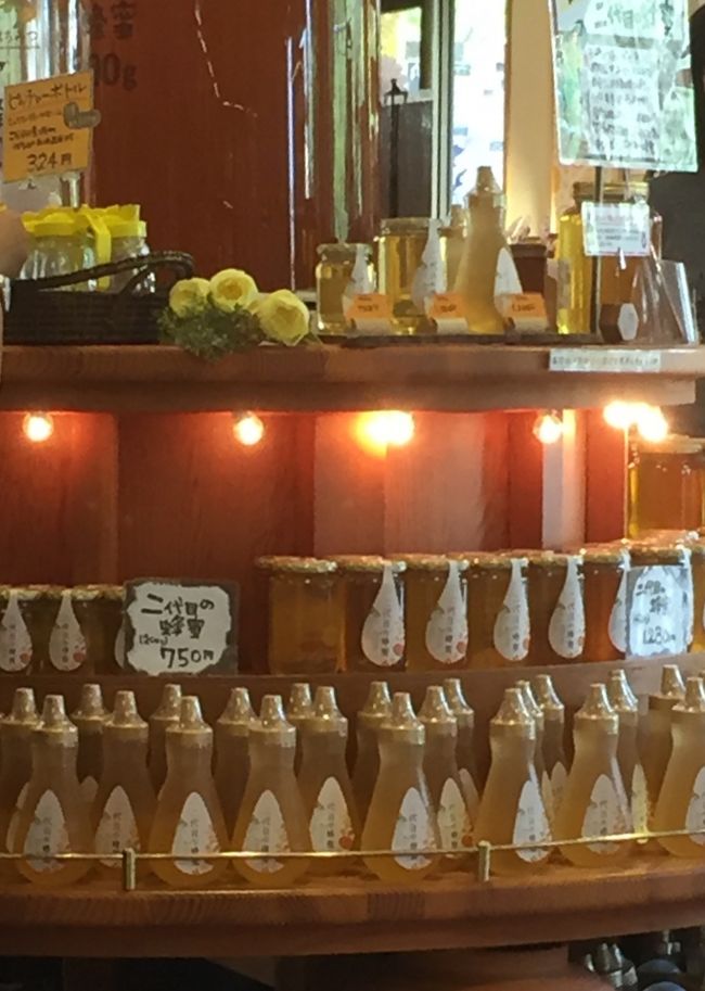 色々な種類の蜂蜜が陳列されています．<br />デニッシュパンも結構売れてました．<br /><br />見てるだけでも楽しくなりました．<br />お客さんは次々に来店されてます．．<br />スタッフもにこやかで，ゆっくりと商品を見て<br />回れる雰囲気があり，良いお店だと思いました．