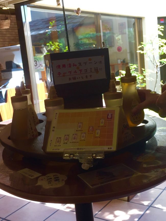 勿論，試食コーナーもあって，<br />色んな商品にトライできます．<br /><br />れんげ・アカシア・さくら・みかんなどの<br />冠名のついた蜂蜜は，他の草木の蜜がないために<br />いずれもスッキリした味わいでした．<br />眼を閉じると夫々の野山の風景が浮かびます．<br /><br />今の子供達は蓮華畑を知っているでしょうか？