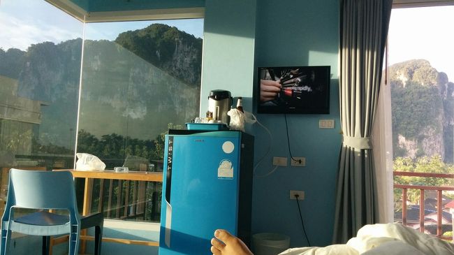 朝、起きたら晴れていた。いつものようにフロントに行き参加できる４島ツアーを申し込む。８時ピックアップで９時スタートとのこと。料金は500バーツで国立公園料が400バーツかかる。