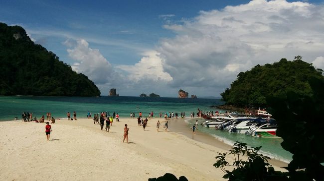 ３つの島が砂洲で繋がっている。ちょうどタオ島のナンユアン島と同じ位置関係だ。今日は潮が満ちて砂洲の一つが出ていない。