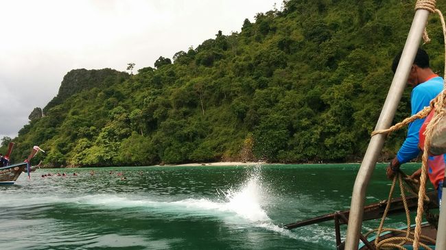 カイ島でシュノーケルをする。綺麗な海で潜って来たので物足りないが棚からドロップオフにかけて珊瑚も付いている。透明度は５～８mといったところ。日が差すとドロップオフの下の砂まで見えた。魚もドロップオフにはいろいろな種類の群がいて楽しめる。