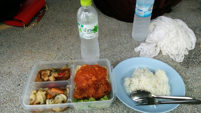 ここで昼食。このツアーの会社はレストランも経営していて食事はボリュームがあり旨い。