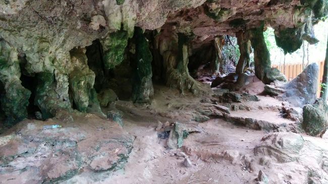 洞窟の脇の小路を行く。