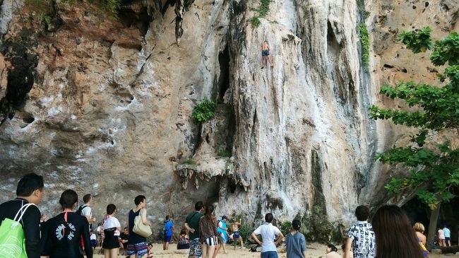 崖ではロッククライミングをしている。ギャラリーが見上げていた。