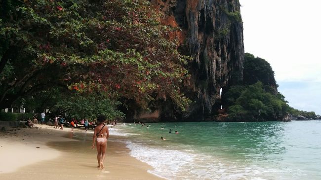 プラナンでは一時間程滞在して終了。ホテルには３時に送ってもらう。案の定、昼過ぎにはスコール(夕立の熱帯版)があったがすぐ上がる。晴れ間は戻らなかったが充分綺麗な海を楽しむことができた。食事も旨く送迎の車もスムースだったのでストレスのないいいツアーだった。