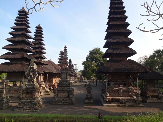 ブサキ寺院に次いで、<br /><br />島内で２番目に大きい寺院。<br /><br />寺院の名前は「美しい寺」という意味。<br /><br />この寺院の特徴が、神が降臨するという高層のメル。<br /><br />１１層のメルは最高の格式を表しているそうです。
