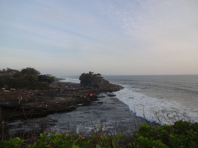 『　タナ・ロット寺院　』<br /><br />夕日の名所としても知られる寺院で、<br /><br />タナは土地、ロットは海を意味しているそうです。<br /><br />異教徒は寺院内に入れず、満潮時には陸の部分も波に覆われ近づけません。