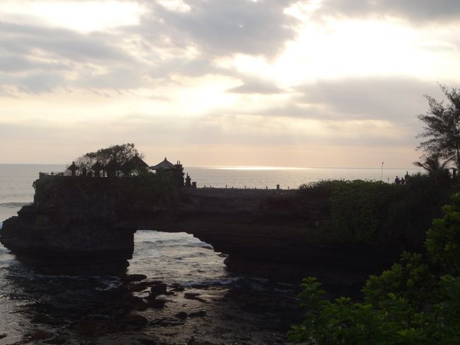 夕日　＆　タナ・ロット寺院