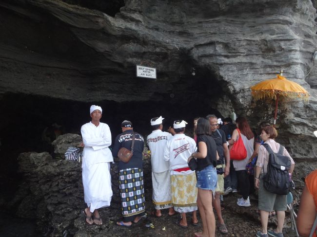 寺院の下の洞窟内で、<br /><br />お布施を渡し、<br /><br />僧侶が聖水を振りかけてくれ、額に精米をつけてくれます。